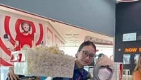 Tiga orang ini memilih untuk menggunakan keranjang transparan sebagai wadah popcornnya. Mereka membawa dua wadah yang masing-masing diisi popcorn penuh. Foto: Instagram/Twitter