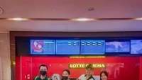 Nonton film di bioskop bareng teman-teman memang paling seru. Apalagi kompak membawa wadah nyeleneh untuk membeli popcorn. Foto: Instagram/Twitter