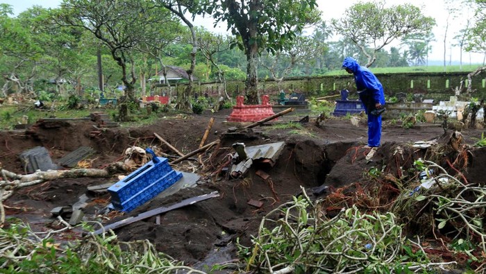 Waduh! Puluhan Makam di Banyuwangi Hilang Tersapu Banjir Warga mencari makam keluarganya yang hilang tersapu banjir di TPU Embah Besar, Desa Krikilan, Glenmore, Banyuwangi, Jawa Timur, Jumat (4/11/2022). Banjir yang merendam area TPU pada Kamis (3/11) tersebut menggerus tanah makam yang mengakibatkan puluhan makam di TPU itu hilang karena tersapu banjir. ANTARA FOTO/Budi Candra Setya/wsj.