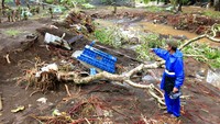 Warga mencari makam keluarganya yang hilang tersapu banjir di TPU Embah Besar, Desa Krikilan, Glenmore, Banyuwangi, Jawa Timur, Jumat (4/11/2022).