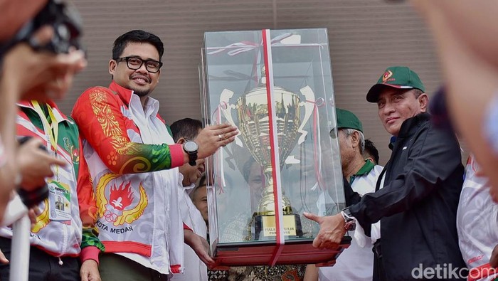 Wali Kota Medan Bobby Nasution menerima piala juara umum Porprovsu 2022