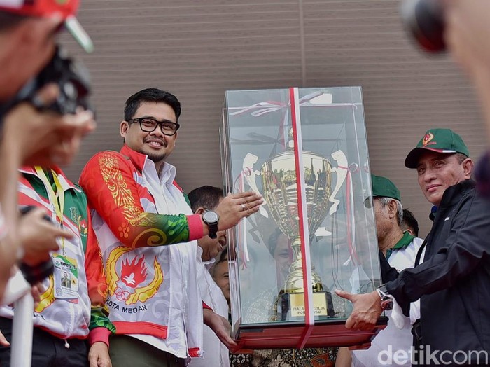 Wali Kota Medan Bobby Nasution menerima piala juara umum Porprovsu 2022