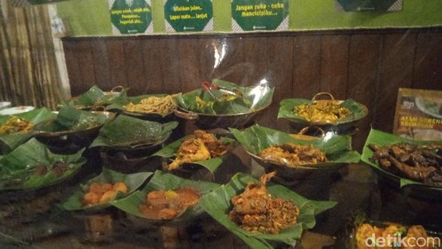 Warung MJS Ayam Rambut Setan dan Krecek Sedap Ada di Dekat SMA 3 Jakarta