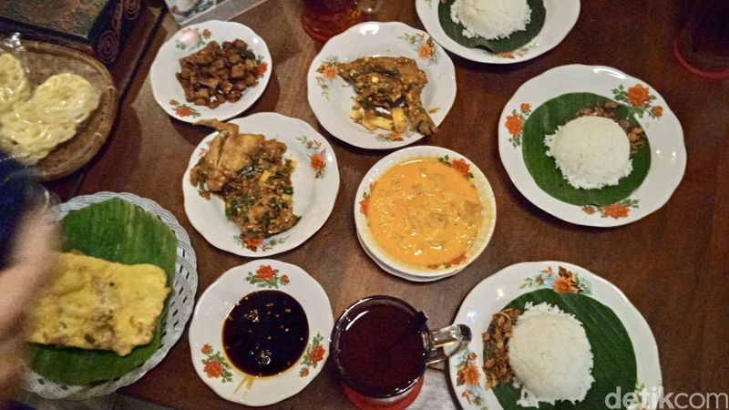 Ayam Rambut Setan dan Krecek Sedap Ada di Dekat SMA 3 Jakarta