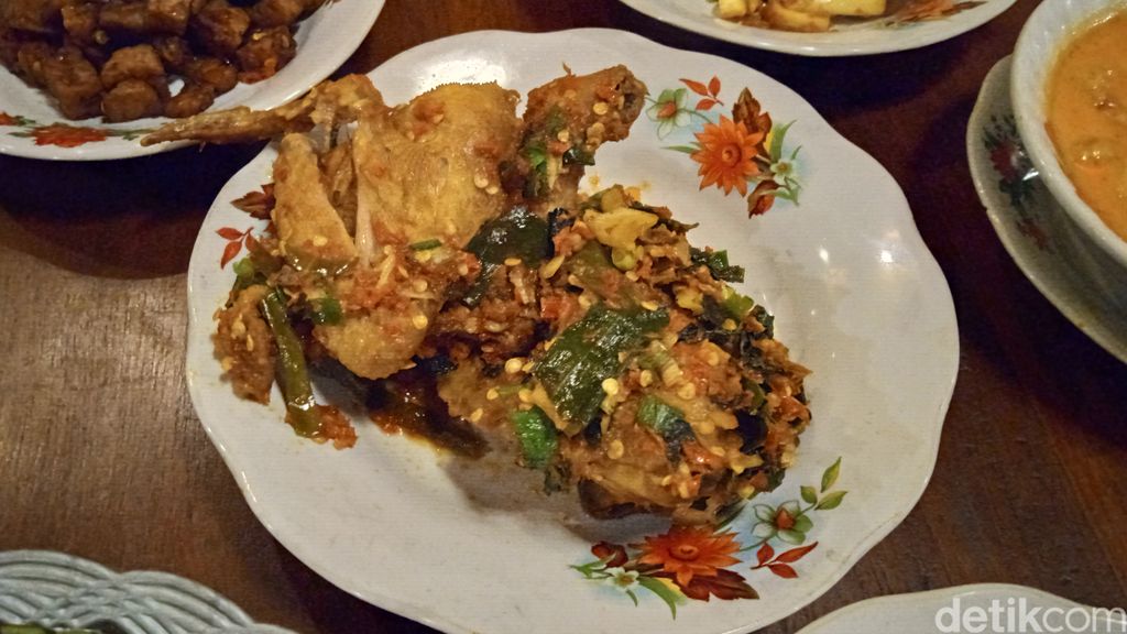 Ayam Rambut Setan dan Krecek Sedap Ada di Dekat SMA 3 Jakarta