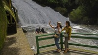 Pengunjung berswafoto di objek wisata alam Bantimurung yang berada di dalam kawasan Geopark Maros-Pangkep di Kabupaten Maros, Sulawesi Selatan, Sabtu (5/11/2022).
