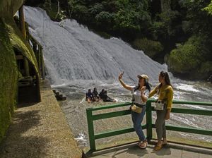 Menikmati Indahnya Air Terjun di Keliling Bukit Kars Sulsel