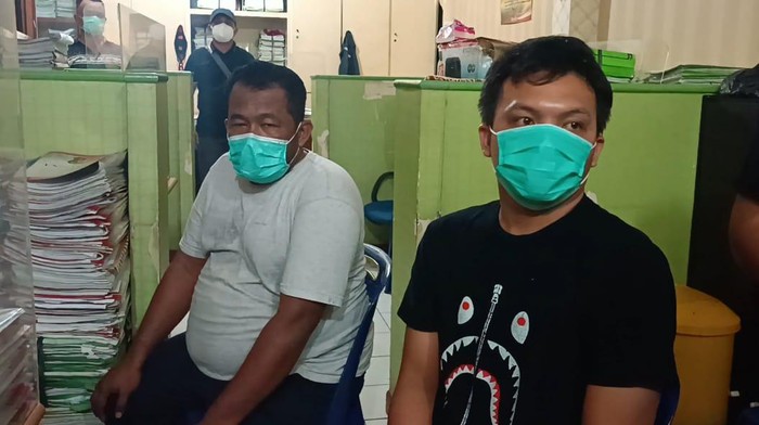 2 pemeras pelaku UMKM saat berada di kantor polisi. (Foto: istimewa)