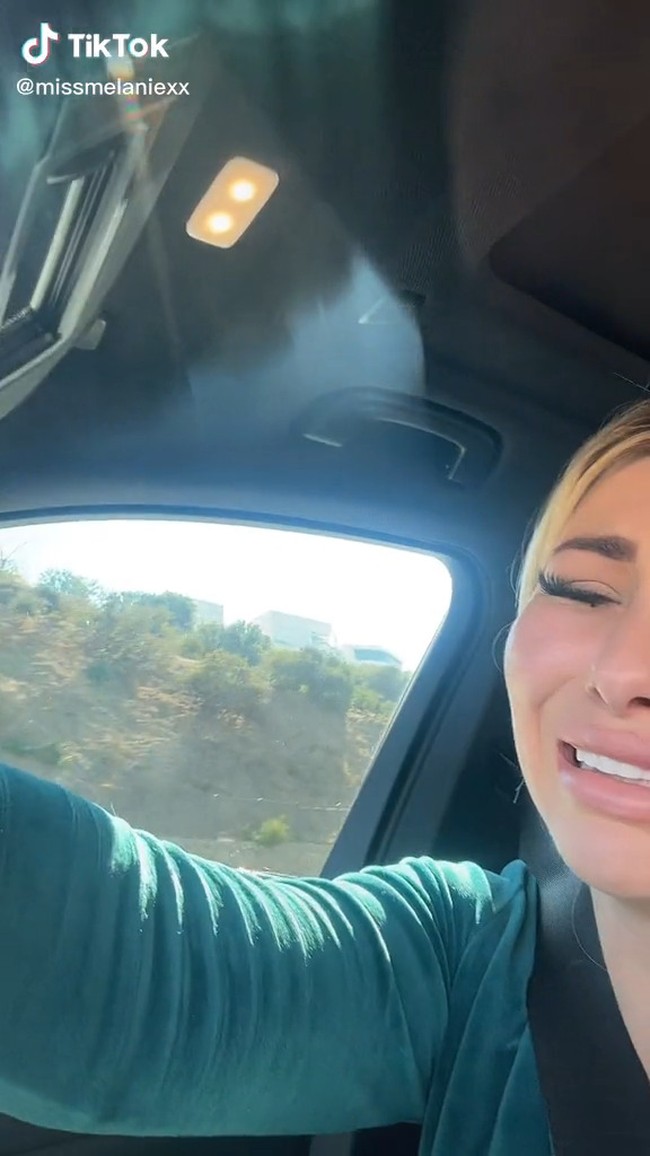 Setelah mengetahui kabar kematian Aaron Carter, Melanie mengunggah foto mereka di Instagram dengan tulisan, My baby I cant breathe. Ia juga menampilkan dirinya menangis selagi menyetir mobil di TikTok.Foto: Instagram