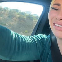 Setelah mengetahui kabar kematian Aaron Carter, Melanie mengunggah foto mereka di Instagram dengan tulisan, My baby I cant breathe. Ia juga menampilkan dirinya menangis selagi menyetir mobil di TikTok.Foto: Instagram