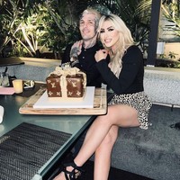 Aku punya keluarga paling licik dan menipu dan Melanie telah membohongiku selama ini berkomunikasi dengan saudari kembarku dan keluarga yang mencoba untuk memenjarakanku dan mencoba untuk mendapatkan perwalianku di persidangan, ungkapnya. Foto: Instagram