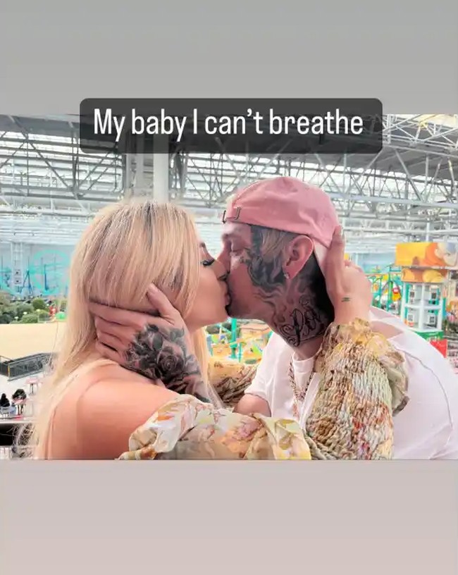 Aaron Carter diketahui menjalin hubungan dengan Melanie Martin sejak 2020. Keduanya telah memiliki satu anak lelaki bernama Prince. Foto: Instagram