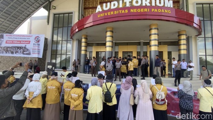 Aksi mahasiswa tolak kegiatan Musra Pro Jokowi di UNP (Jeka Kampai/detikSumut)