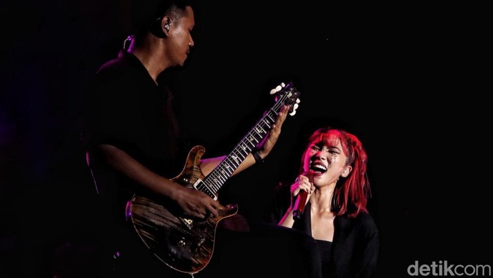 Aksi Memukau Isyana Sarasvati di Joyland Festival 2022 Isyana Sarasvati tampil di Joyland festival di kawasan lapangan Soft Ball Gelora Bung Karno, Minggu, (6/11/2022). Konser yang menyajikan penampilan musisi dari dalam negeri dan luar negeri ini berlangsung 4 - 6 November 2022.