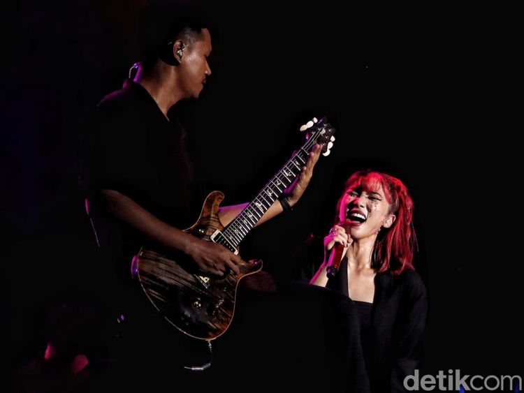 Aksi Memukau Isyana Sarasvati di Joyland Festival 2022