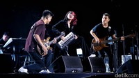 Joyland Festival menghadirkan dua panggung utama di dalamnya dan tiga panggung lainnya yang juga menghibur para penonton.