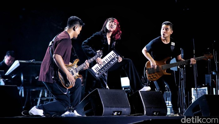 Isyana Sarasvati tampil di Joyland festival di kawasan lapangan Soft Ball Gelora Bung Karno, Minggu, (6/11/2022). Konser yang menyajikan penampilan musisi dari dalam negeri dan luar negeri ini berlangsung 4 - 6 November 2022.