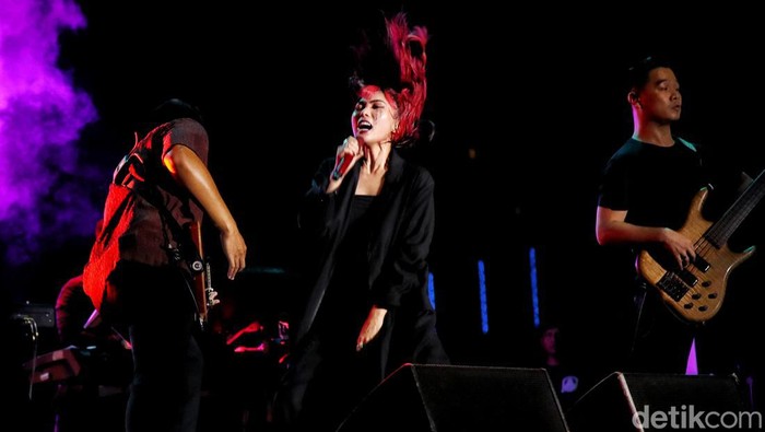 Aksi Memukau Isyana Sarasvati di Joyland Festival 2022 Isyana Sarasvati tampil di Joyland festival di kawasan lapangan Soft Ball Gelora Bung Karno, Minggu, (6/11/2022). Konser yang menyajikan penampilan musisi dari dalam negeri dan luar negeri ini berlangsung 4 - 6 November 2022.