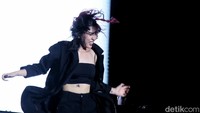 Lalu saat lagu “Sikap Duniawi,” Isyana beralih memainkan piano. Penampilan Isyana tersebut disambut riuh penonton yang hadir. Usai membawakan dua lagu dari album LEXICON-nya, Isyana juga membawakan lagu “Mad” dari album PARADOX.