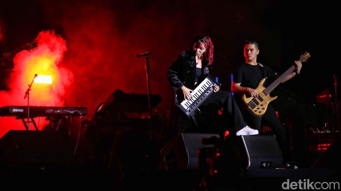 Aksi Memukau Isyana Sarasvati di Joyland Festival 2022 Isyana Sarasvati tampil di Joyland festival di kawasan lapangan Soft Ball Gelora Bung Karno, Minggu, (6/11/2022). Konser yang menyajikan penampilan musisi dari dalam negeri dan luar negeri ini berlangsung 4 - 6 November 2022.