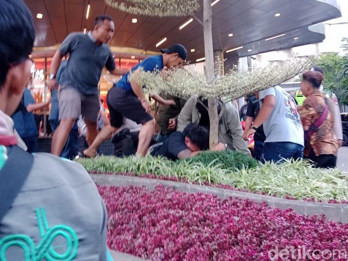 Aksi pengeroyokan di Sun Plaza Medan (Tim detikSumut)