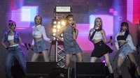 Aksi girlgrup Secret Number juga mengheborkan panggung Joyland Festival 2022.  Dalam penampilanya Secret Number membawakan sejumlah lagu diantaranya Who Dis?, Hola dan Dangerous In Love. (ANTARA FOTO/Aprillio Akbar)  