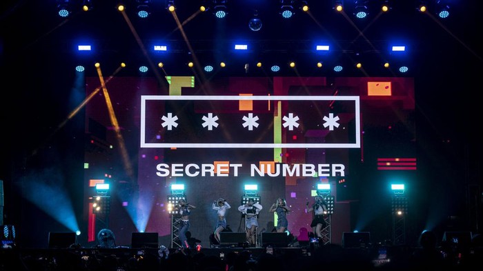 Aksi Secret Number Sukses Hebohkan Joyland Festival 2022 Girl Band asal Korea Selatan, Secret Number tampil dalam Joyland Festival 2022 di Lapangan Softball, kawasan Gelora Bung Karno, Senayan, Jakarta, Sabtu (5/11/2022). Dalam penampilanya Secret Number membawakan sejumlah lagu diantaranya Who Dis?, Hola dan Dangerous In Love. ANTARA FOTO/Aprillio Akbar/wsj.