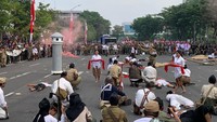 Puisi perjuangan pahlawan pada 10 November 1945 dibacakan dengan begitu haru. (Foto: Esti Widiyana/detikJatim)