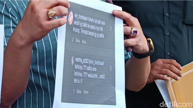 Relawan Bobby saat menunjukkan komentar akun IG yang menjelekkan nama Bobby dan Kahiyang. (Goklas/detikSumut)