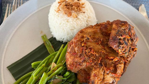 Ayam taliwang racikan Jimbaran Gardens yang berbumbu autentik.