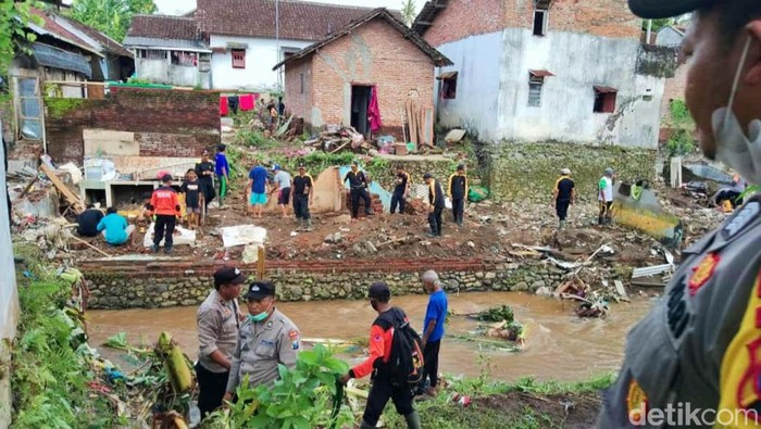 Banjir bandang kalibaru banyuwangi