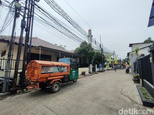 Banjir Tegal Parang Jaksel Surut, Warga Mulai Bersih-bersih