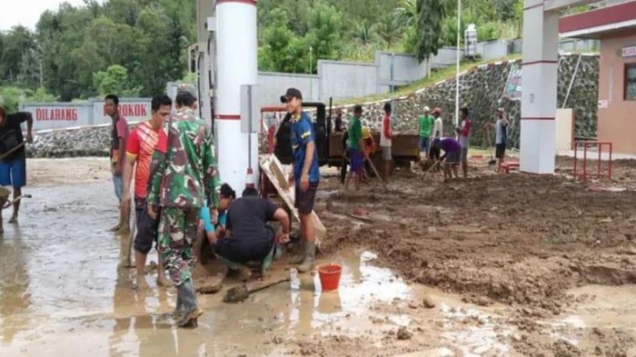 banjir lumpur di trenggalek membuat spbu lumpuh tak beroperasi