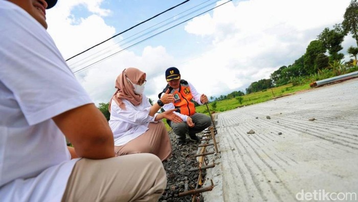 Bupati Ipuk meninjau pengerjaan betonisasi jalan lingkar barat