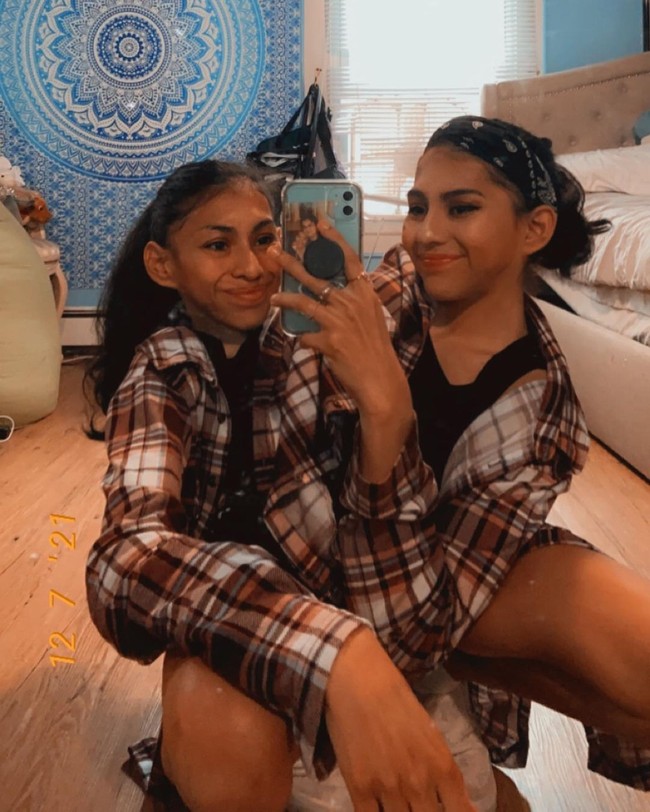 Carmen dan Lupita Andrade sering membagikan kehidupan mereka sebagai sepasang kembar dempet. Mau tidak mau keduanya harus kompak dalam berbagai hal, termasuk untuk urusan asmara. Carmen diketahui telah memiliki pacar sedangkan Lupita mengaku aseksual.Foto: Instagram