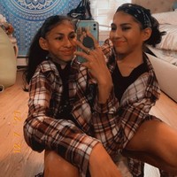 Carmen dan Lupita Andrade sering membagikan kehidupan mereka sebagai sepasang kembar dempet. Mau tidak mau keduanya harus kompak dalam berbagai hal, termasuk untuk urusan asmara. Carmen diketahui telah memiliki pacar sedangkan Lupita mengaku aseksual.Foto: Instagram