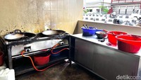 Di bagian pintu masuk, pengunjung juga bisa melihat sendiri proses bebek dan ayam tersebut digoreng kering. Wajannya besar-besar ya? Foto: Detikcom / Atiqa Rana