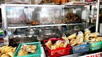Semua bebek dan ayam yang selesai digoreng akan diletakkan di etalase seperti ini. Proses pemesanan pun jadi lebih cepat. Foto: Detikcom / Atiqa Rana