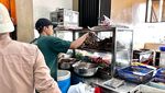 Dekat Rel Kereta Api, Ini Nasi Bebek Serundeng yang Viral di Bekasi
