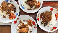 Seperti inilah bentuk nasi bebek dan nasi ayam di tempat ini. Nasi bebek dan ayam bisa dinikmati dengan serundeng gurih hingga sambal pedas. Foto: Detikcom / Atiqa Rana