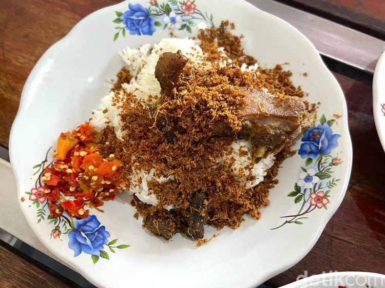 Dekat Rel Kereta Api, Ini Nasi Bebek Serundeng yang Viral di Bekasi