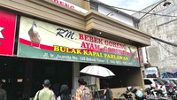 Rumah Makan Bebek Goreng dan Ayam Goreng Bulak Kapal Pahlawan menjadi salah satu kuliner viral di Bekasi. Dari pagi hingga malam, tempat ini tak pernah sepi pembeli. Foto: Detikcom / Atiqa Rana