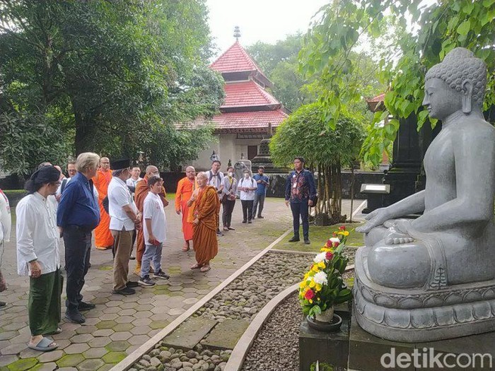 Delegasi R20 saat mengunjungi Vihara Mendut di Mendut, Kabupaten Magelang, Jawa Tengah, Minggu (6/11/2022).