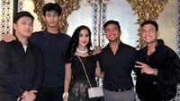 Saat Diah Permatasari kumpul bareng anak-anak dan keponakannya. (Foto: dok Instagram)