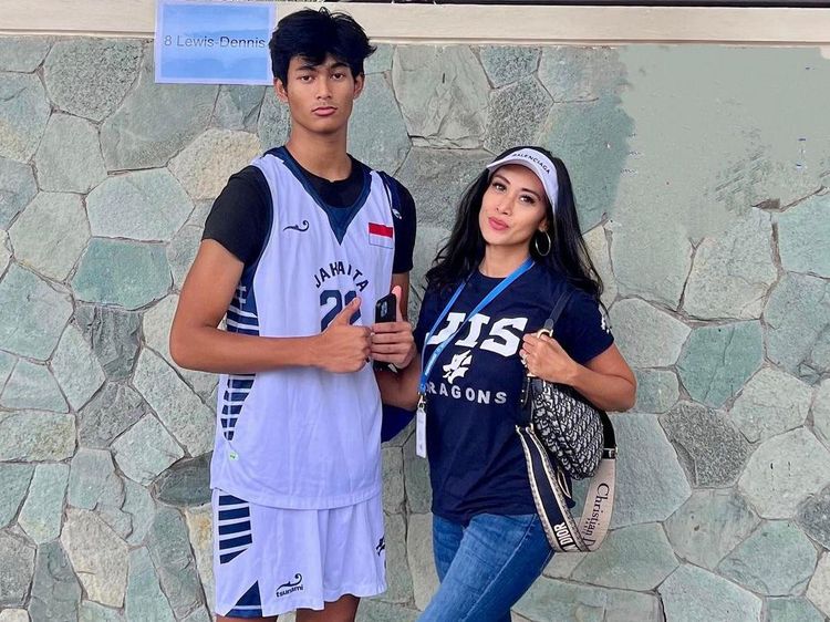 Diah Permatasari Jalan Bareng Anak: Sering Dikira Berondong Saya!