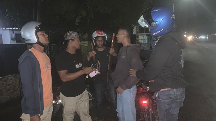 Dua pemuda Dompu kedapatan membawa senjata tajam samurai, panah, dan belati saat digeledah polisi, Sabtu (5/11/2022) malam.