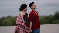 Lokasi foto tampak seperti padang pasir berlatarkan bukit-bukit yang terlihat indah dan romantis. (Foto: dok. Instagram @erinagudono) 