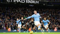 Erling Haalan mencetak gol saat melawan Fulham melalui titik putih. Gol itu membawa Mahcester City itu menang atas tim tamu.Foto: Catherine Ivill/Getty Images