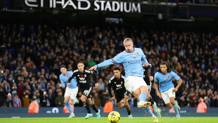 MANCHESTER, ENGLAND - NOVEMBER 05: Erling Haaland of Manchester City scores their team's second goal during the Premier League match between Manchester City and Fulham FC at Etihad Stadium on November 05, 2022 in Manchester, England. (Photo by Catherine Ivill/Getty Images)