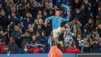 Selebrasi Haaland usai cetak gol. Pemain asal Norwegia tiu terlihat begitu emosional sampai melepaskan bajunya. (Richard Callis/MB Media/Getty Images)